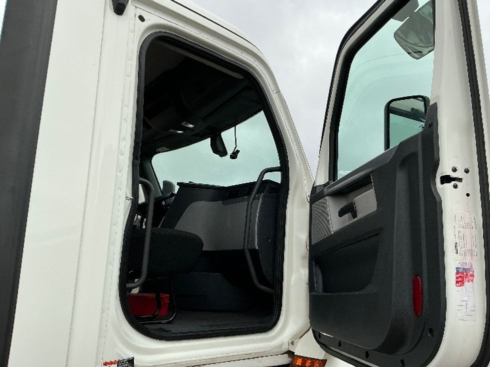 Day Cab Tractor-Heavy Duty Tractors-Freightliner-2019-T12642ST-Olive Branch-MS-347,322\n\t\tmiles-$ 39,250 - Image 12