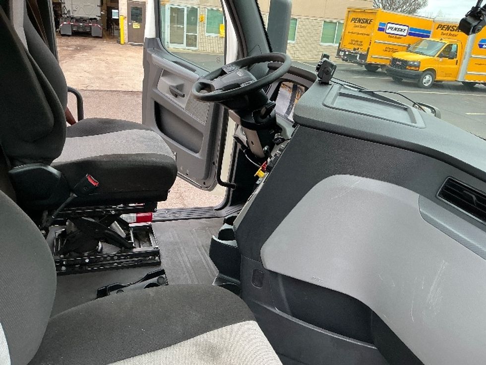 Day Cab Tractor-Heavy Duty Tractors-Freightliner-2019-T12642ST-Olive Branch-MS-347,322\n\t\tmiles-$ 39,250 - Image 14