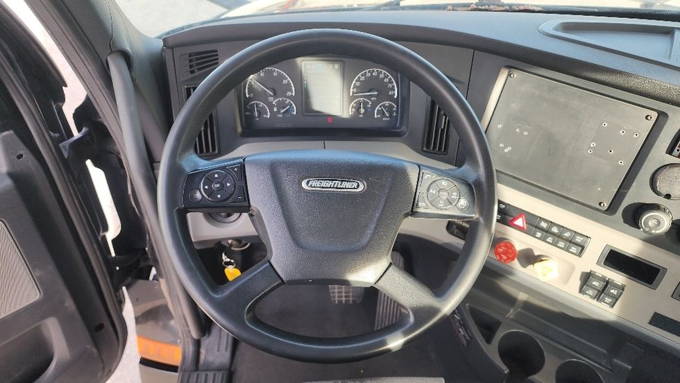 Day Cab Tractor-Heavy Duty Tractors-Freightliner-2019-T12642ST-Orlando-FL-138,346\n\t\tmiles-$ 50,250 - Image 11