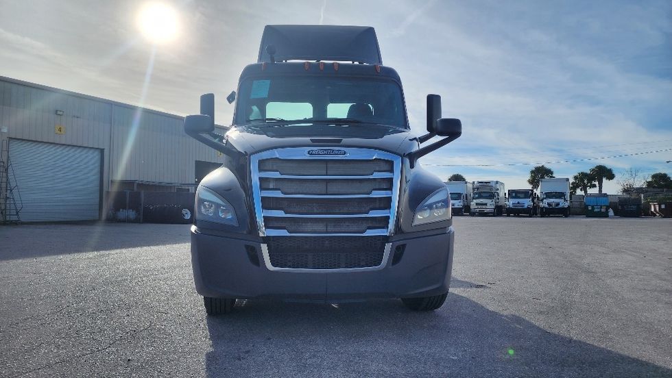 Day Cab Tractor-Heavy Duty Tractors-Freightliner-2019-T12642ST-Orlando-FL-138,346\n\t\tmiles-$ 50,250 - Image 2