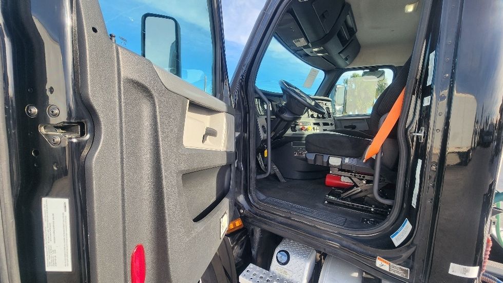Day Cab Tractor-Heavy Duty Tractors-Freightliner-2019-T12642ST-Orlando-FL-138,346\n\t\tmiles-$ 50,250 - Image 9