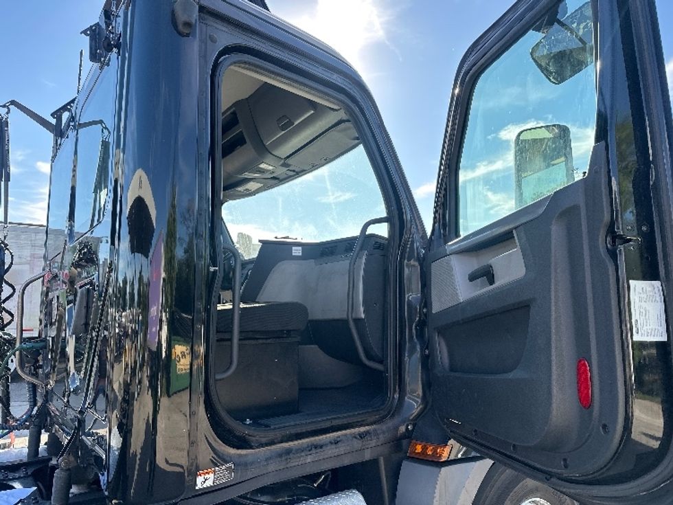 Day Cab Tractor-Heavy Duty Tractors-Freightliner-2019-T12642ST-Orlando-FL-221,019\n\t\tmiles-$ 43,500 - Image 12