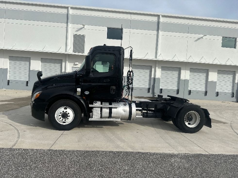 Day Cab Tractor-Heavy Duty Tractors-Freightliner-2019-T12642ST-Orlando-FL-221,019\n\t\tmiles-$ 43,500 - Image 4
