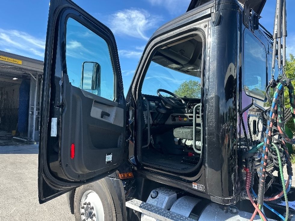 Day Cab Tractor-Heavy Duty Tractors-Freightliner-2019-T12642ST-Orlando-FL-221,019\n\t\tmiles-$ 43,500 - Image 9