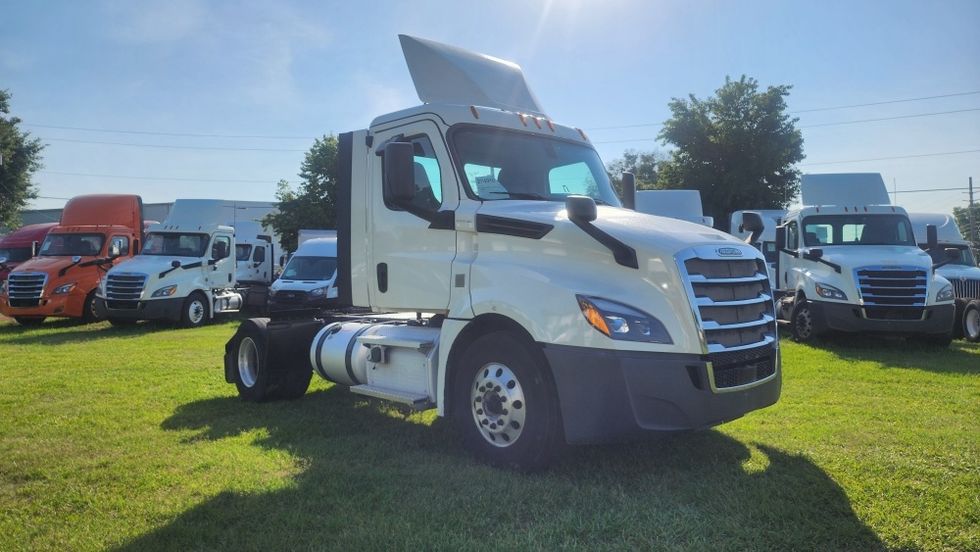 Day Cab Tractor-Heavy Duty Tractors-Freightliner-2019-T12642ST-Orlando-FL-449,652\n\t\tmiles-$ 38,500 - Image 1