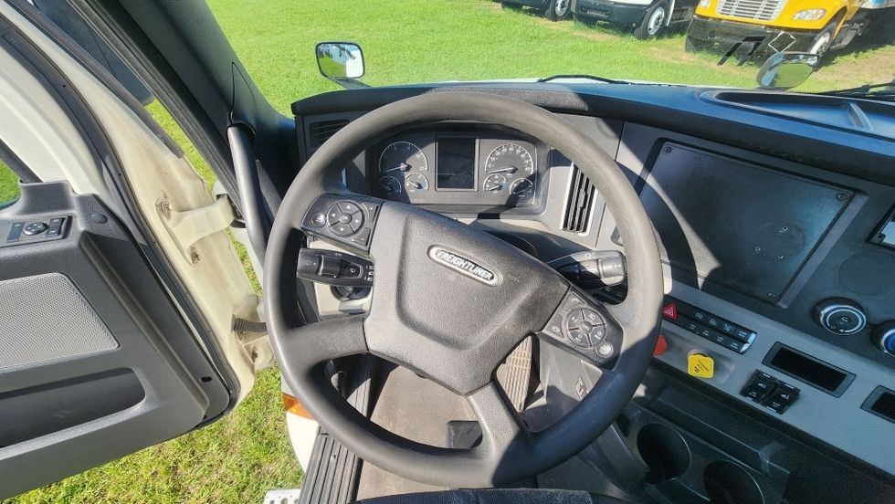 Day Cab Tractor-Heavy Duty Tractors-Freightliner-2019-T12642ST-Orlando-FL-449,652\n\t\tmiles-$ 38,500 - Image 11