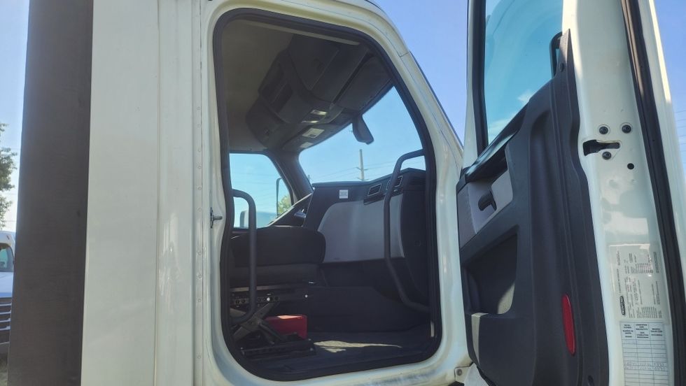 Day Cab Tractor-Heavy Duty Tractors-Freightliner-2019-T12642ST-Orlando-FL-449,652\n\t\tmiles-$ 38,500 - Image 12
