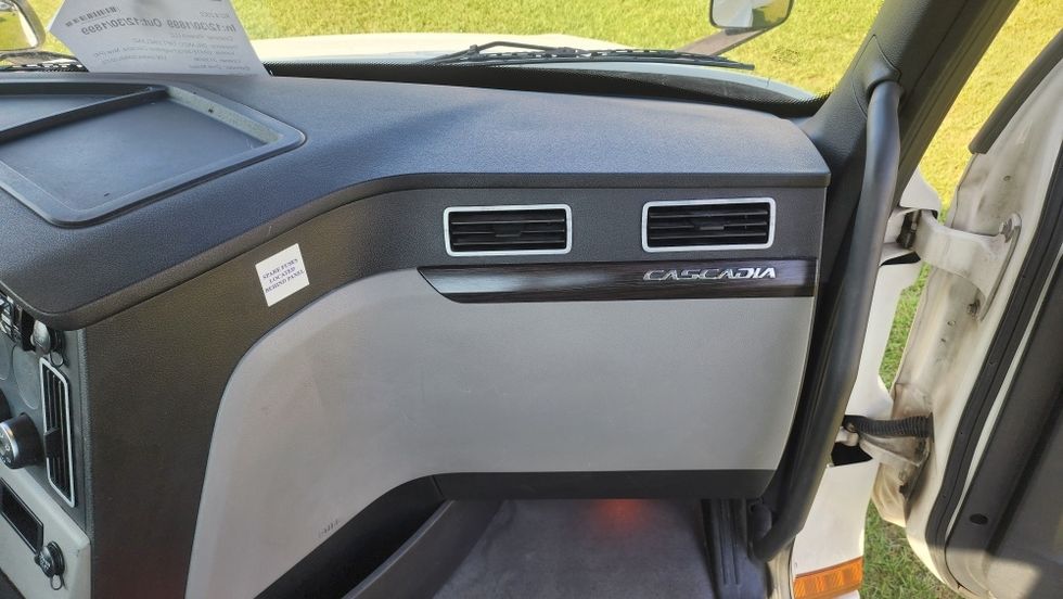 Day Cab Tractor-Heavy Duty Tractors-Freightliner-2019-T12642ST-Orlando-FL-449,652\n\t\tmiles-$ 38,500 - Image 13