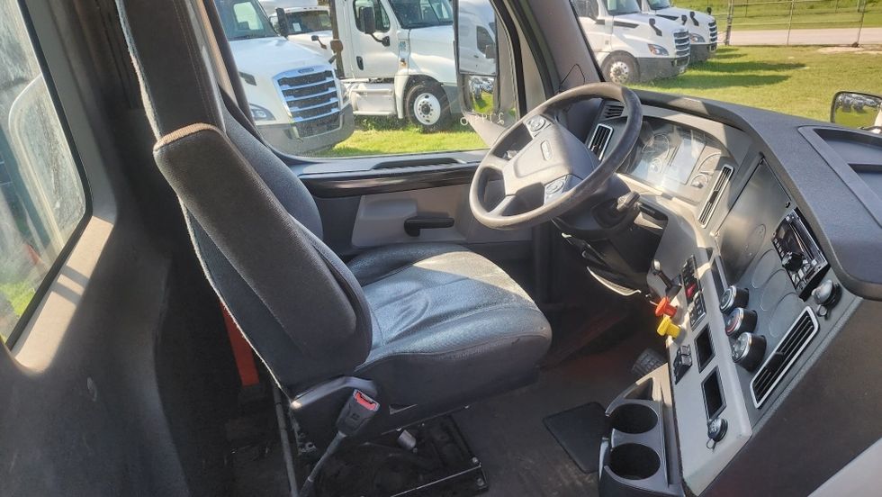 Day Cab Tractor-Heavy Duty Tractors-Freightliner-2019-T12642ST-Orlando-FL-449,652\n\t\tmiles-$ 38,500 - Image 14