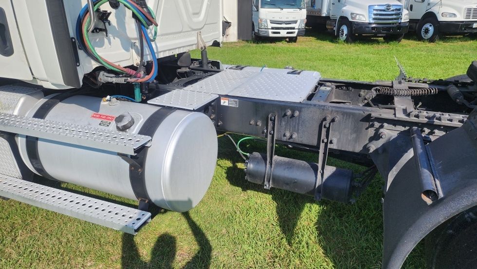 Day Cab Tractor-Heavy Duty Tractors-Freightliner-2019-T12642ST-Orlando-FL-449,652\n\t\tmiles-$ 38,500 - Image 17