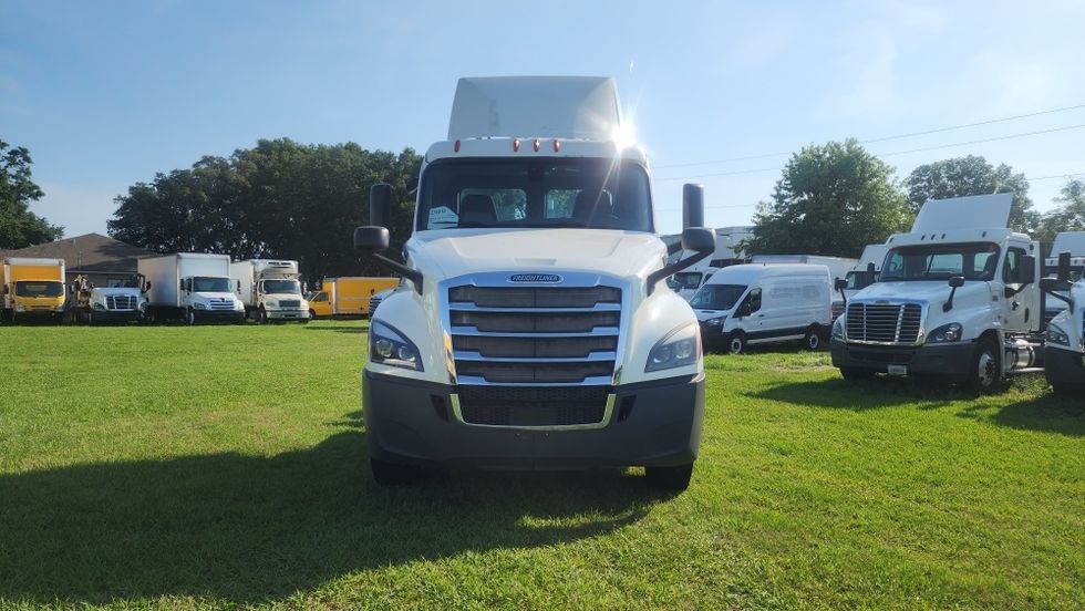 Day Cab Tractor-Heavy Duty Tractors-Freightliner-2019-T12642ST-Orlando-FL-449,652\n\t\tmiles-$ 38,500 - Image 2