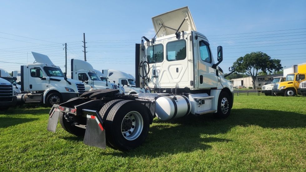 Day Cab Tractor-Heavy Duty Tractors-Freightliner-2019-T12642ST-Orlando-FL-449,652\n\t\tmiles-$ 38,500 - Image 7
