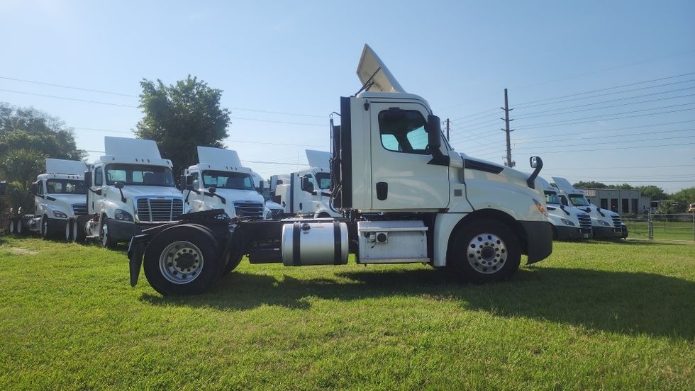 Day Cab Tractor-Heavy Duty Tractors-Freightliner-2019-T12642ST-Orlando-FL-449,652\n\t\tmiles-$ 38,500 - Image 8
