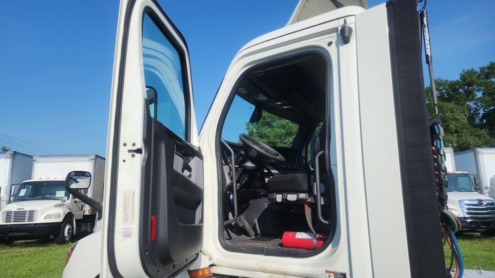 Day Cab Tractor-Heavy Duty Tractors-Freightliner-2019-T12642ST-Orlando-FL-449,652\n\t\tmiles-$ 38,500 - Image 9