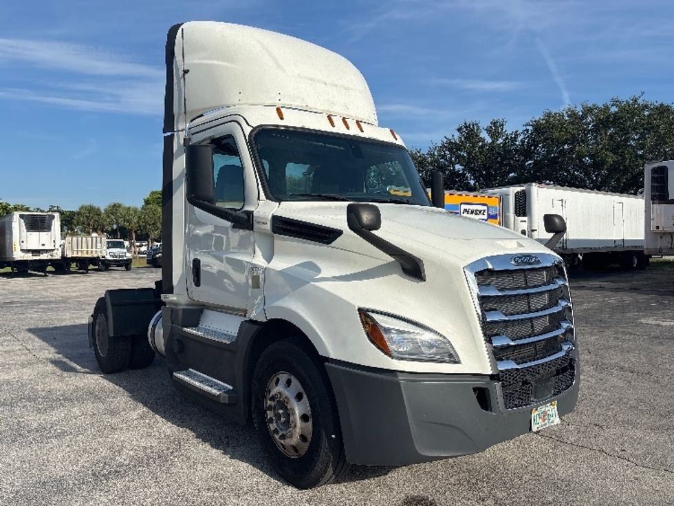 Day Cab Tractor-Heavy Duty Tractors-Freightliner-2019-T12642ST-Orlando-FL-463,642\n\t\tmiles-$ 34,500 - Image 1