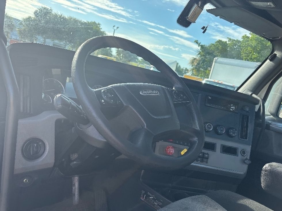 Day Cab Tractor-Heavy Duty Tractors-Freightliner-2019-T12642ST-Orlando-FL-463,642\n\t\tmiles-$ 34,500 - Image 11