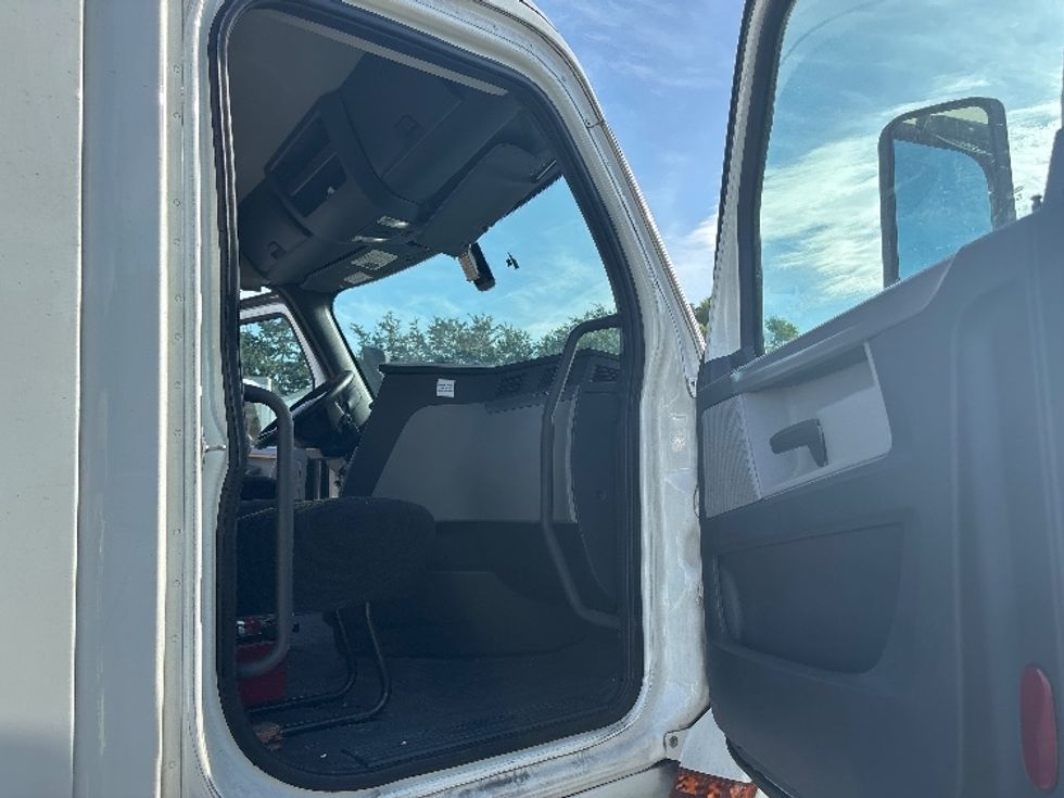 Day Cab Tractor-Heavy Duty Tractors-Freightliner-2019-T12642ST-Orlando-FL-463,642\n\t\tmiles-$ 34,500 - Image 12