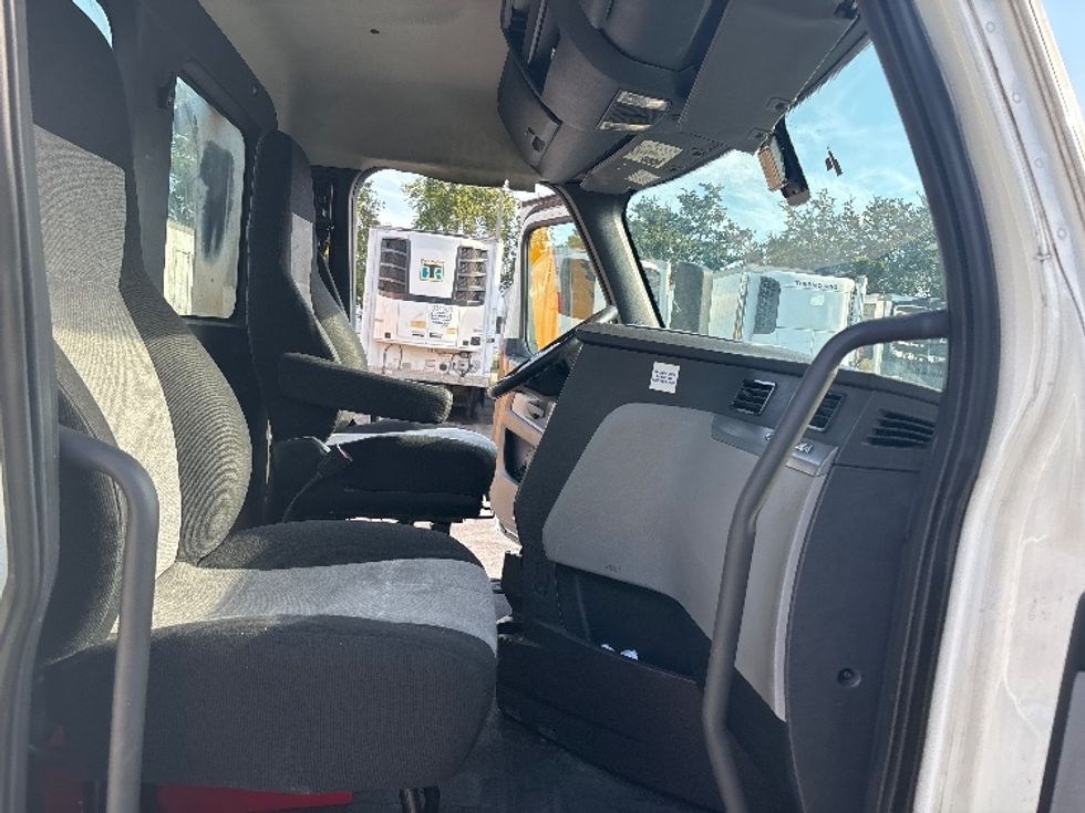 Day Cab Tractor-Heavy Duty Tractors-Freightliner-2019-T12642ST-Orlando-FL-463,642\n\t\tmiles-$ 34,500 - Image 14