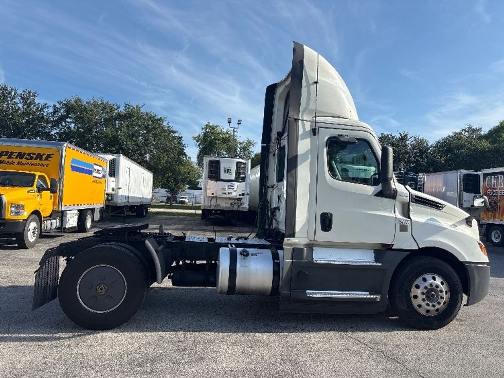 Day Cab Tractor-Heavy Duty Tractors-Freightliner-2019-T12642ST-Orlando-FL-463,642\n\t\tmiles-$ 34,500 - Image 8