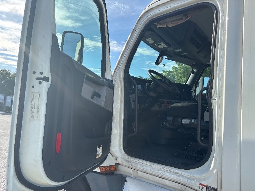 Day Cab Tractor-Heavy Duty Tractors-Freightliner-2019-T12642ST-Orlando-FL-463,642\n\t\tmiles-$ 34,500 - Image 9