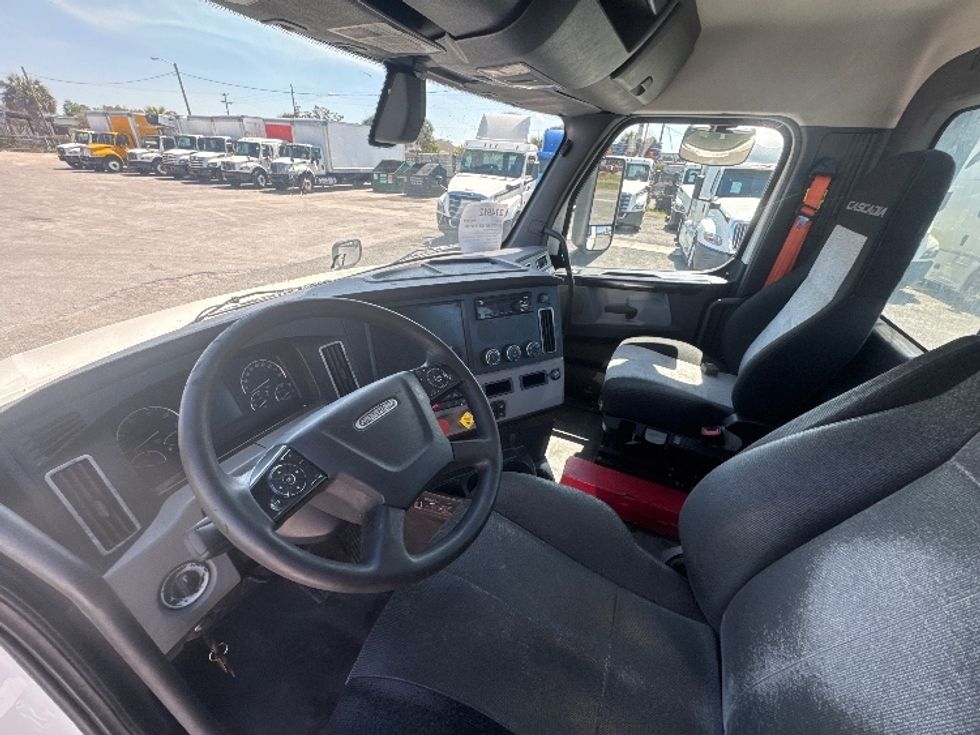 Day Cab Tractor-Heavy Duty Tractors-Freightliner-2019-T12642ST-Orlando-FL-550,091\n\t\tmiles-$ 32,250 - Image 10