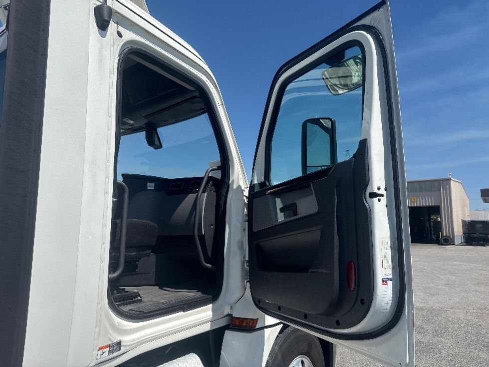 Day Cab Tractor-Heavy Duty Tractors-Freightliner-2019-T12642ST-Orlando-FL-550,091\n\t\tmiles-$ 32,250 - Image 12