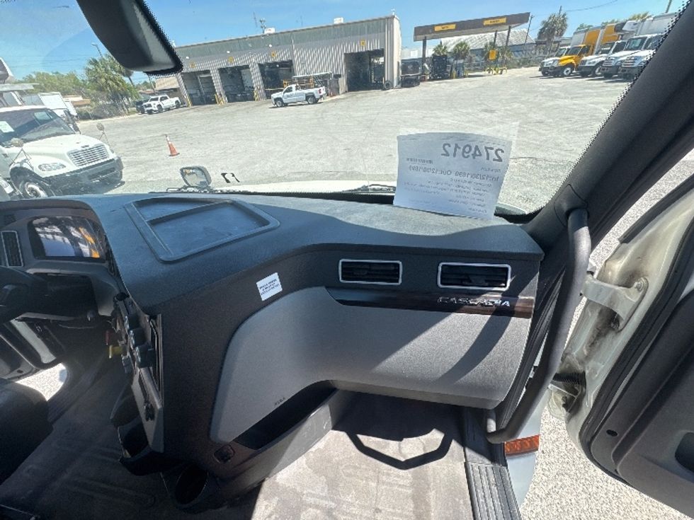 Day Cab Tractor-Heavy Duty Tractors-Freightliner-2019-T12642ST-Orlando-FL-550,091\n\t\tmiles-$ 32,250 - Image 13