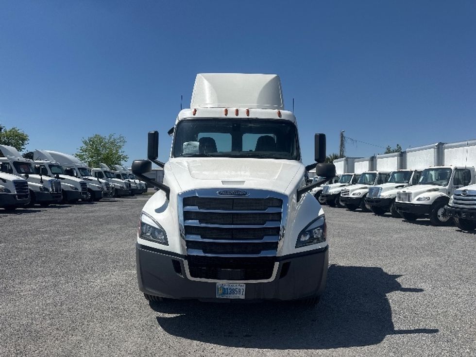 Day Cab Tractor-Heavy Duty Tractors-Freightliner-2019-T12642ST-Orlando-FL-550,091\n\t\tmiles-$ 32,250 - Image 2