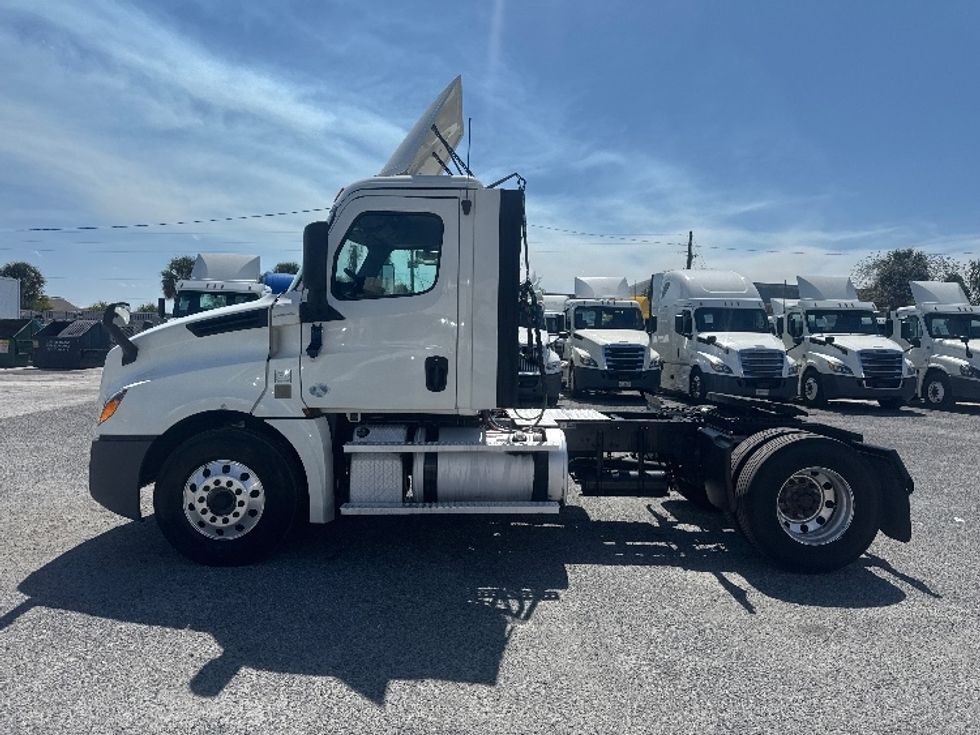 Day Cab Tractor-Heavy Duty Tractors-Freightliner-2019-T12642ST-Orlando-FL-550,091\n\t\tmiles-$ 32,250 - Image 4