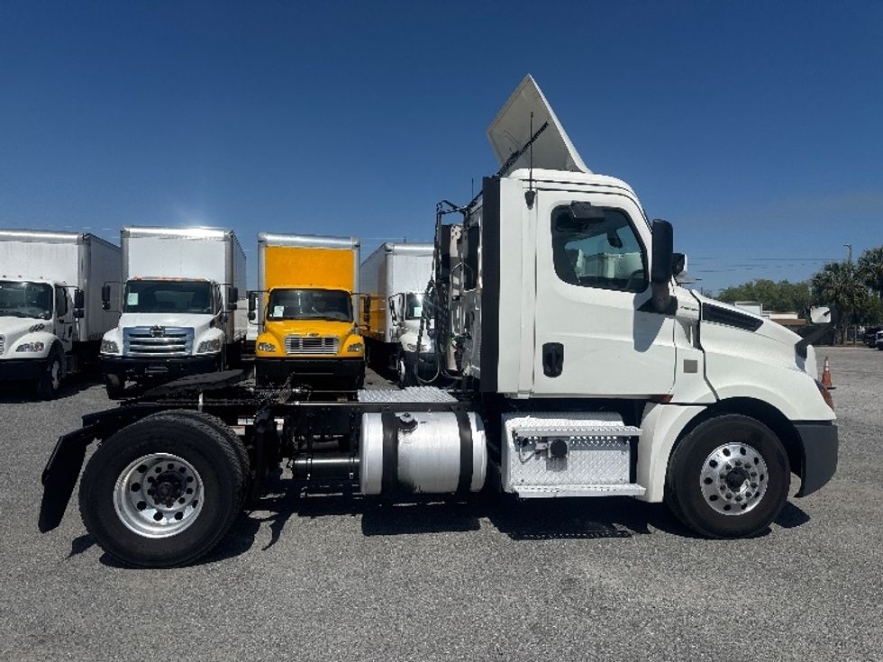 Day Cab Tractor-Heavy Duty Tractors-Freightliner-2019-T12642ST-Orlando-FL-550,091\n\t\tmiles-$ 32,250 - Image 8