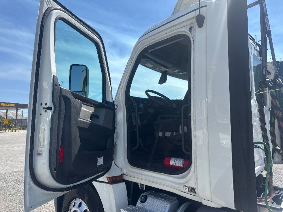 Day Cab Tractor-Heavy Duty Tractors-Freightliner-2019-T12642ST-Orlando-FL-550,091\n\t\tmiles-$ 32,250 - Image 9
