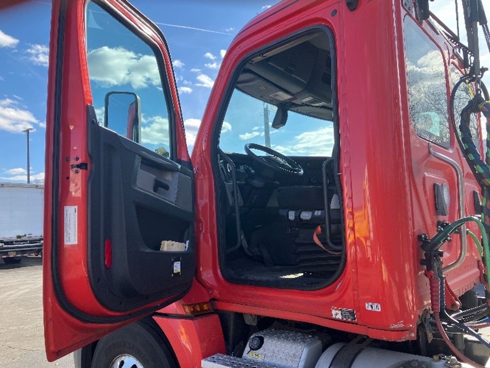 Day Cab Tractor-Heavy Duty Tractors-Freightliner-2019-T12642ST-Parsippany-NJ-272,385\n\t\tmiles-$ 43,500 - Image 9