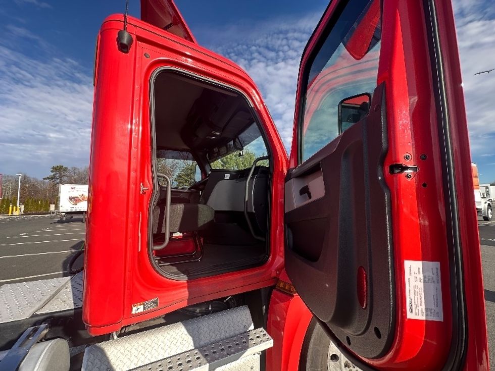 Day Cab Tractor-Heavy Duty Tractors-Freightliner-2019-T12642ST-Parsippany-NJ-357,907\n\t\tmiles-$ 43,000 - Image 12