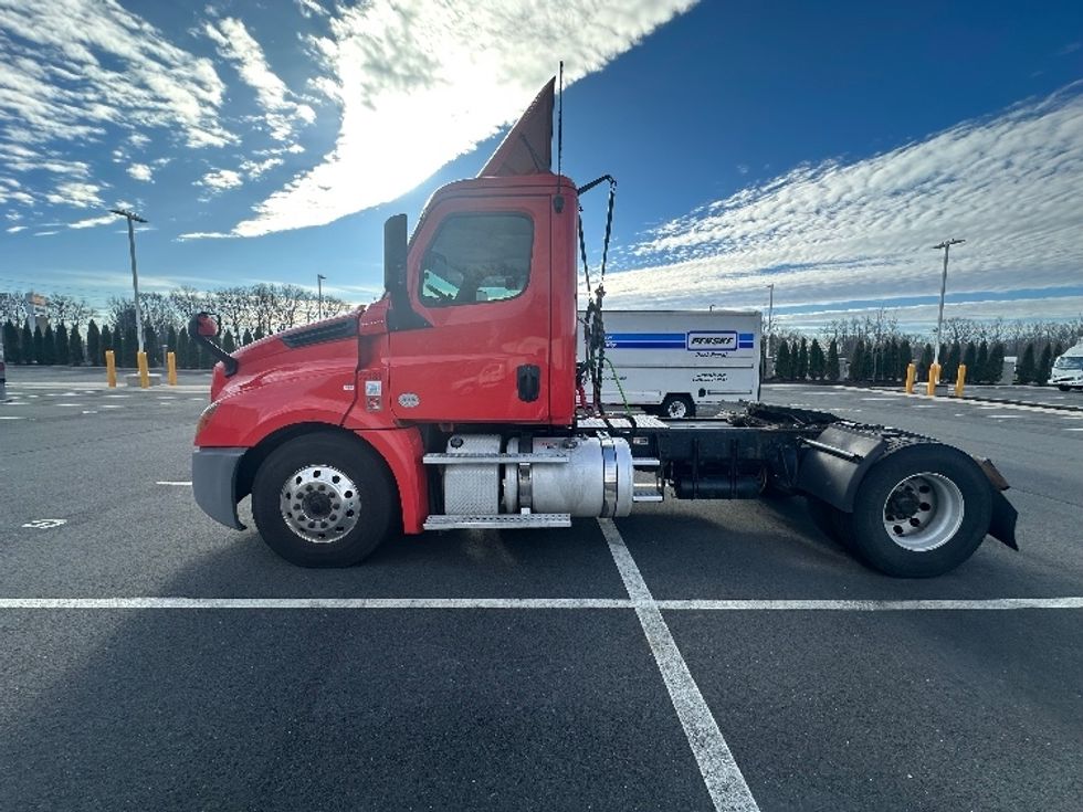 Day Cab Tractor-Heavy Duty Tractors-Freightliner-2019-T12642ST-Parsippany-NJ-357,907\n\t\tmiles-$ 43,000 - Image 4