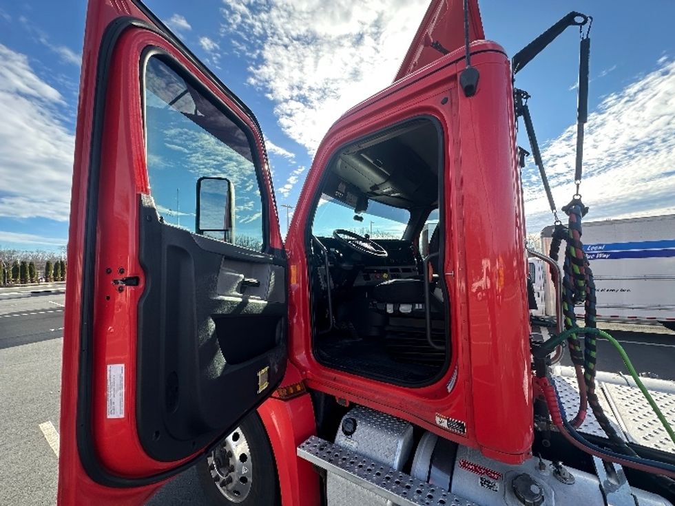 Day Cab Tractor-Heavy Duty Tractors-Freightliner-2019-T12642ST-Parsippany-NJ-357,907\n\t\tmiles-$ 43,000 - Image 9