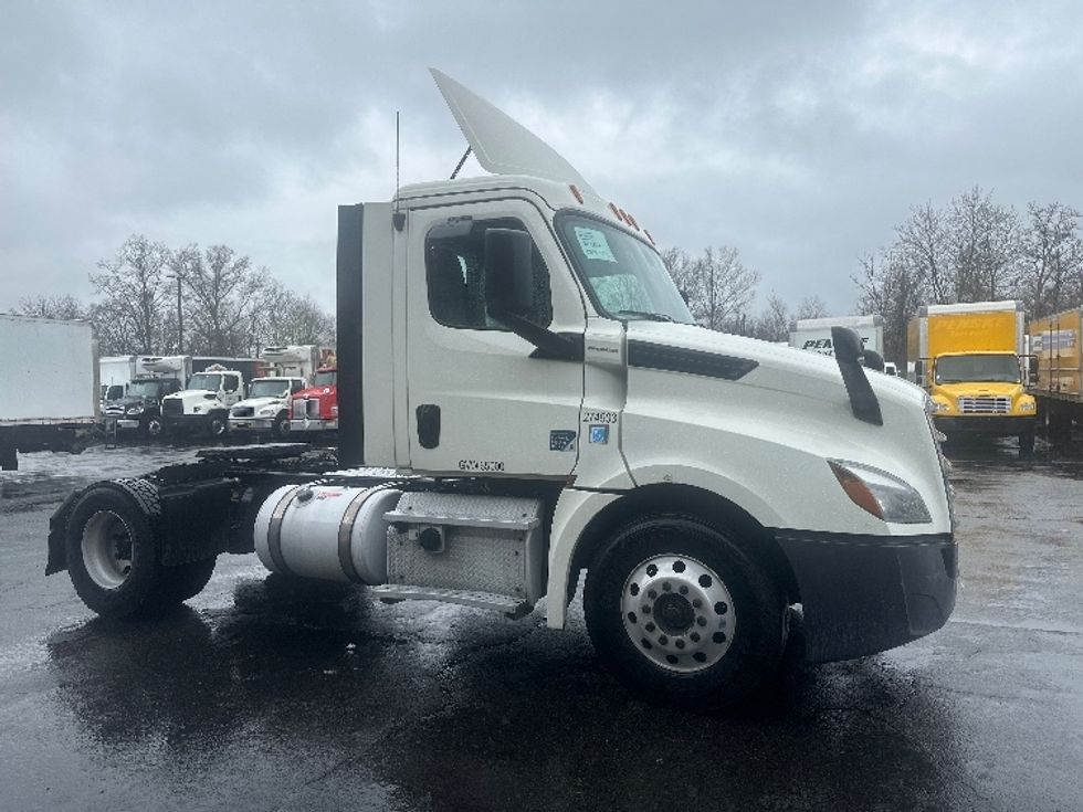 Day Cab Tractor-Heavy Duty Tractors-Freightliner-2019-T12642ST-Parsippany-NJ-395,267\n\t\tmiles-$ 36,000 - Image 1