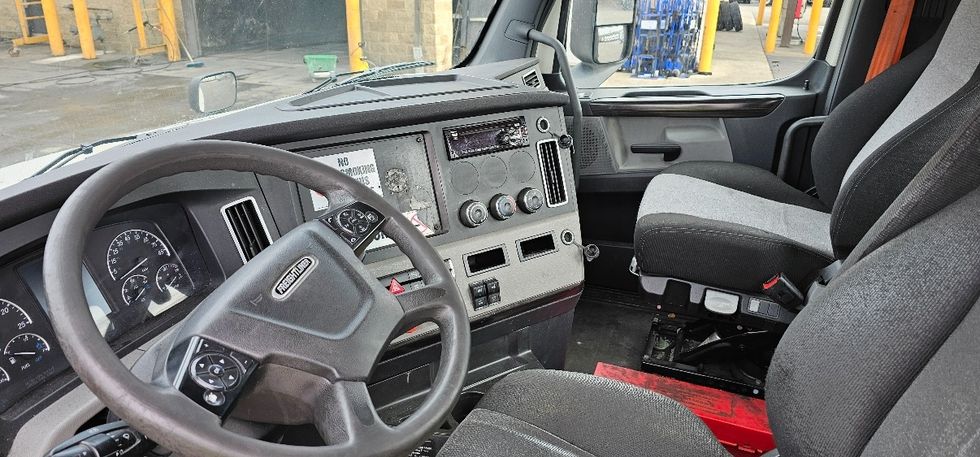 Day Cab Tractor-Heavy Duty Tractors-Freightliner-2019-T12642ST-Parsippany-NJ-414,633\n\t\tmiles-$ 35,250 - Image 10