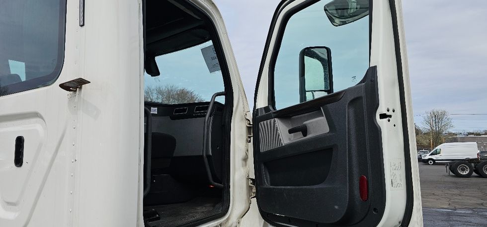 Day Cab Tractor-Heavy Duty Tractors-Freightliner-2019-T12642ST-Parsippany-NJ-414,633\n\t\tmiles-$ 35,250 - Image 12