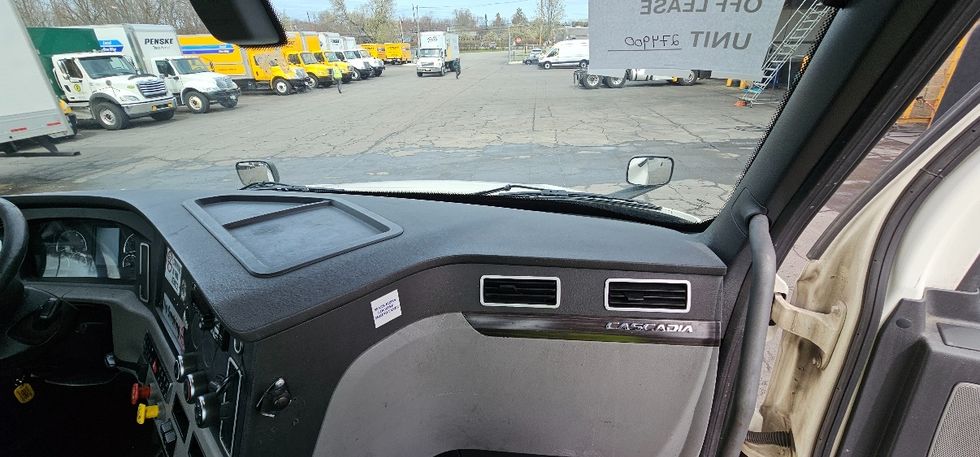 Day Cab Tractor-Heavy Duty Tractors-Freightliner-2019-T12642ST-Parsippany-NJ-414,633\n\t\tmiles-$ 35,250 - Image 13