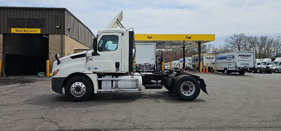 Day Cab Tractor-Heavy Duty Tractors-Freightliner-2019-T12642ST-Parsippany-NJ-414,633\n\t\tmiles-$ 35,250 - Image 4