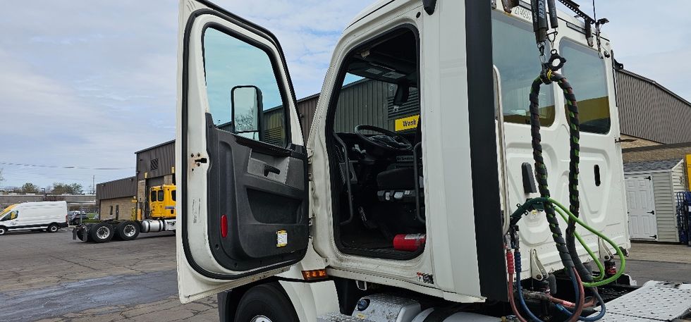 Day Cab Tractor-Heavy Duty Tractors-Freightliner-2019-T12642ST-Parsippany-NJ-414,633\n\t\tmiles-$ 35,250 - Image 9