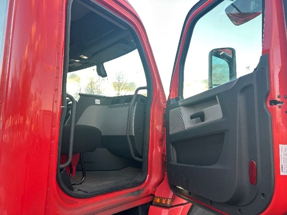 Day Cab Tractor-Heavy Duty Tractors-Freightliner-2019-T12642ST-Pennsauken-NJ-527,007\n\t\tmiles-$ 26,500 - Image 12