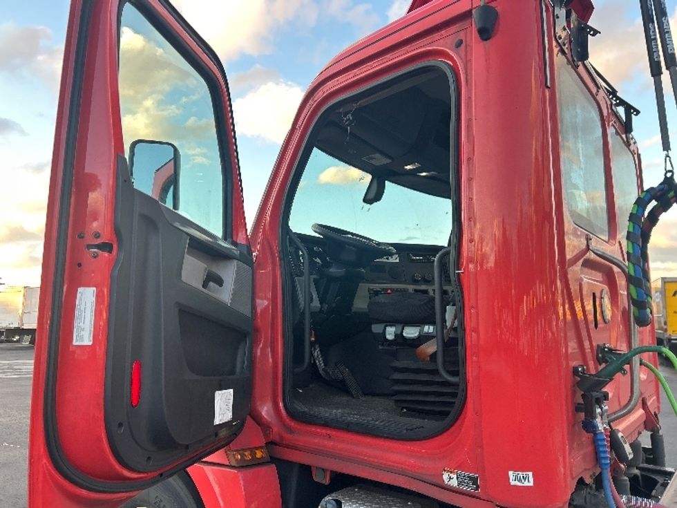 Day Cab Tractor-Heavy Duty Tractors-Freightliner-2019-T12642ST-Pennsauken-NJ-527,007\n\t\tmiles-$ 26,500 - Image 9