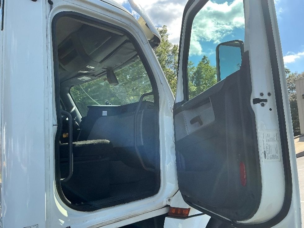 Day Cab Tractor-Heavy Duty Tractors-Freightliner-2019-T12642ST-Pensacola-FL-306,569\n\t\tmiles-$ 45,500 - Image 12