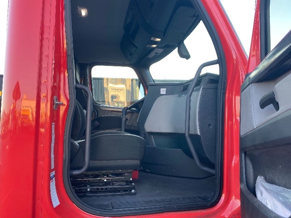 Day Cab Tractor-Heavy Duty Tractors-Freightliner-2019-T12642ST-Phoenix-AZ-211,107\n\t\tmiles-$ 35,000 - Image 12