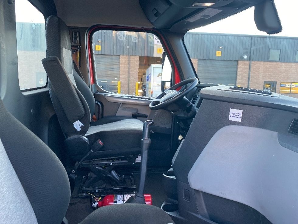 Day Cab Tractor-Heavy Duty Tractors-Freightliner-2019-T12642ST-Phoenix-AZ-211,107\n\t\tmiles-$ 35,000 - Image 14