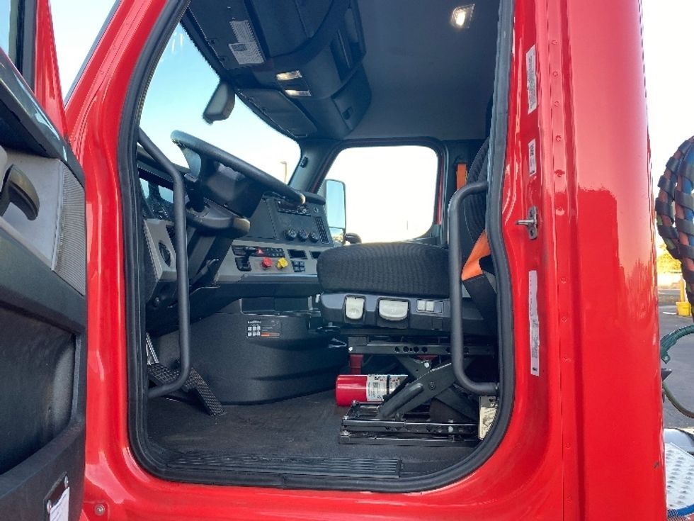 Day Cab Tractor-Heavy Duty Tractors-Freightliner-2019-T12642ST-Phoenix-AZ-211,107\n\t\tmiles-$ 35,000 - Image 9