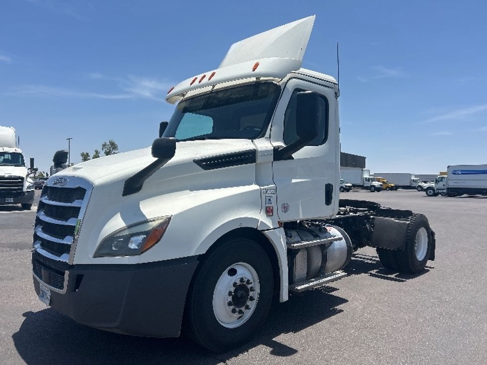 2019 Freightliner Cascadia 126" Day cab photo 3
