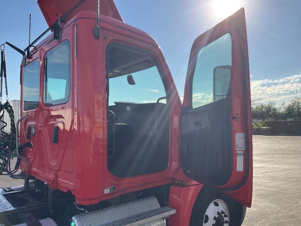 Day Cab Tractor-Heavy Duty Tractors-Freightliner-2019-T12642ST-Phoenix-AZ-325,522\n\t\tmiles-$ 35,250 - Image 12