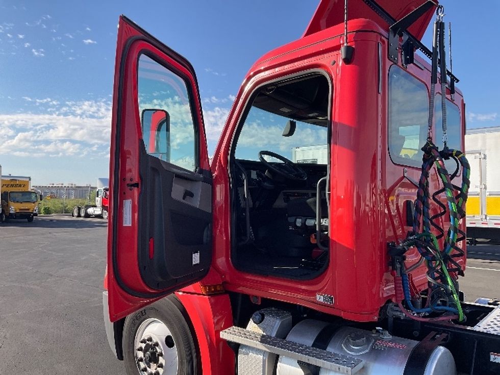 Day Cab Tractor-Heavy Duty Tractors-Freightliner-2019-T12642ST-Phoenix-AZ-325,522\n\t\tmiles-$ 35,250 - Image 9